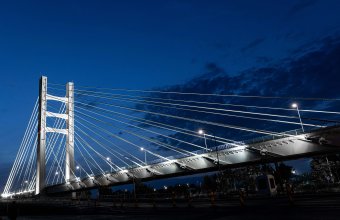 Structura metalica a pasajului Ciurel din București, iluminată cu coprui de iluminat tehnic cu lumină rece. Podul Ciurel iluminat pe timp de noapte