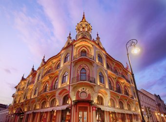 Iluminatul arhitectural pentru fațada Hotelului Astoria din centrul orașului Oradea în nuanțe de alb cald. S-au folosit proiectoare pentru exterior din seria Galaxy.