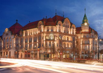 Palatul Vulturul Negru din Oradea iluminat arhitectural cu corpuri de iluminat cu led Visioluce.