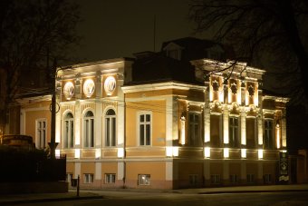 Iluminatul arhitectural exterior al fațadei Casei de Cultura Goanga Brăila realizat cu corpuri de iluminat Visioluce echipate cu led-uri de ultimă generație.