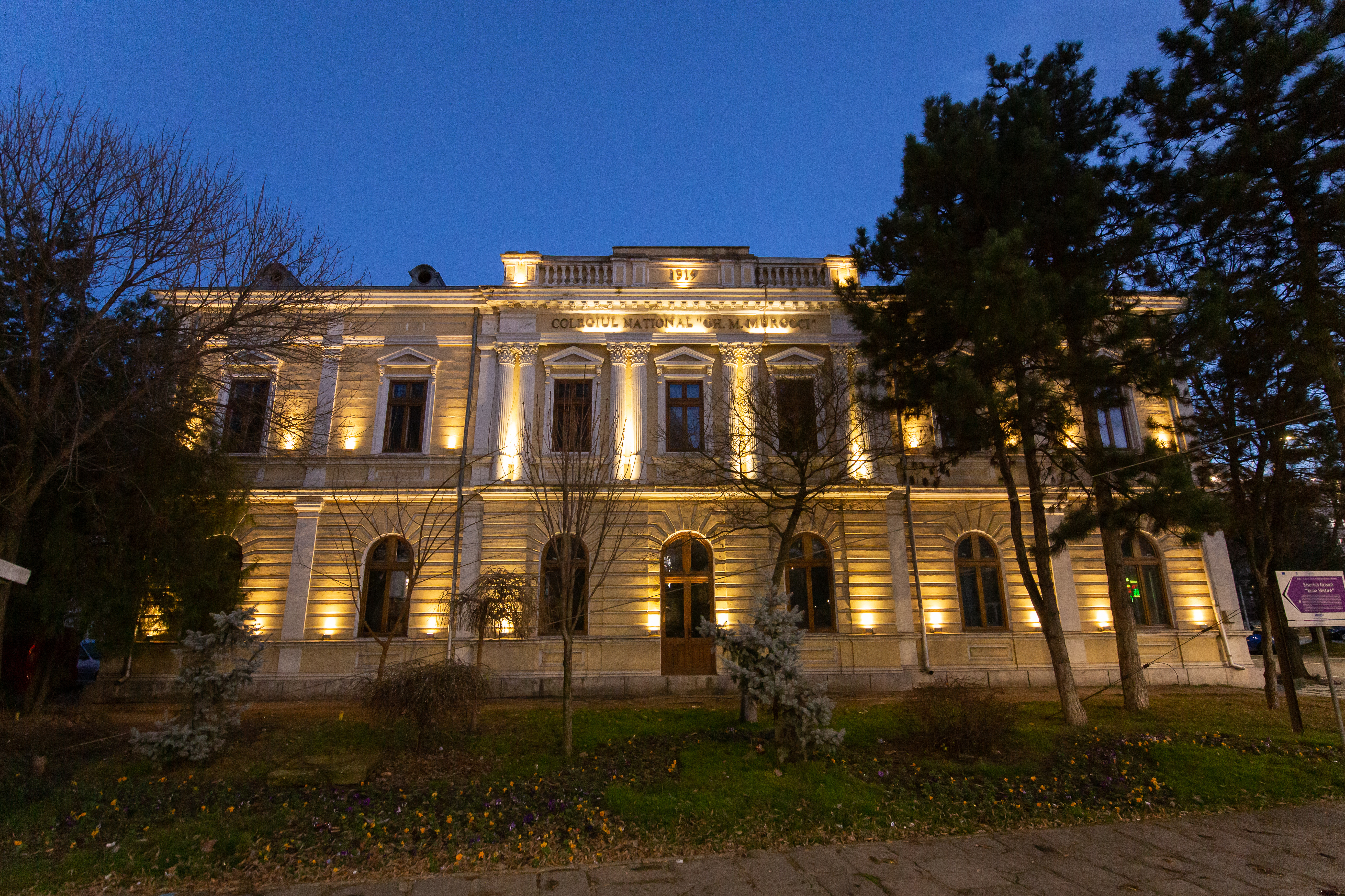 PRin iluminatul arhitectural al fațadei Colegiului Național Murgoci Brăila s-au accentuat textura pereților, coloanele, dar și numele și anul în care s-a înființat acesta.
