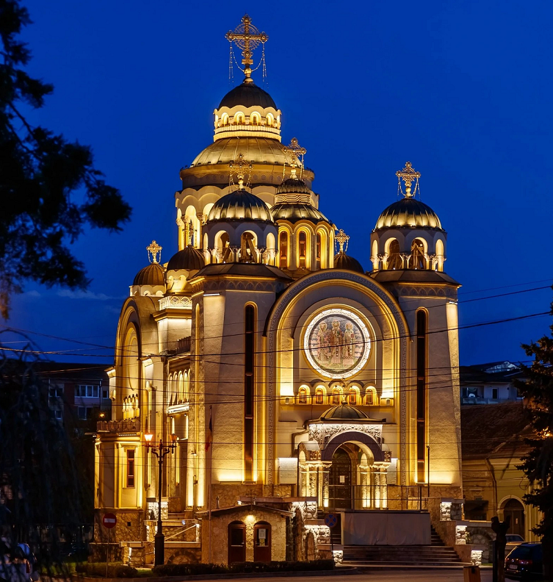 Iluminatul arhitectural in lumina calda al Catedralei ortodoxe din Arad