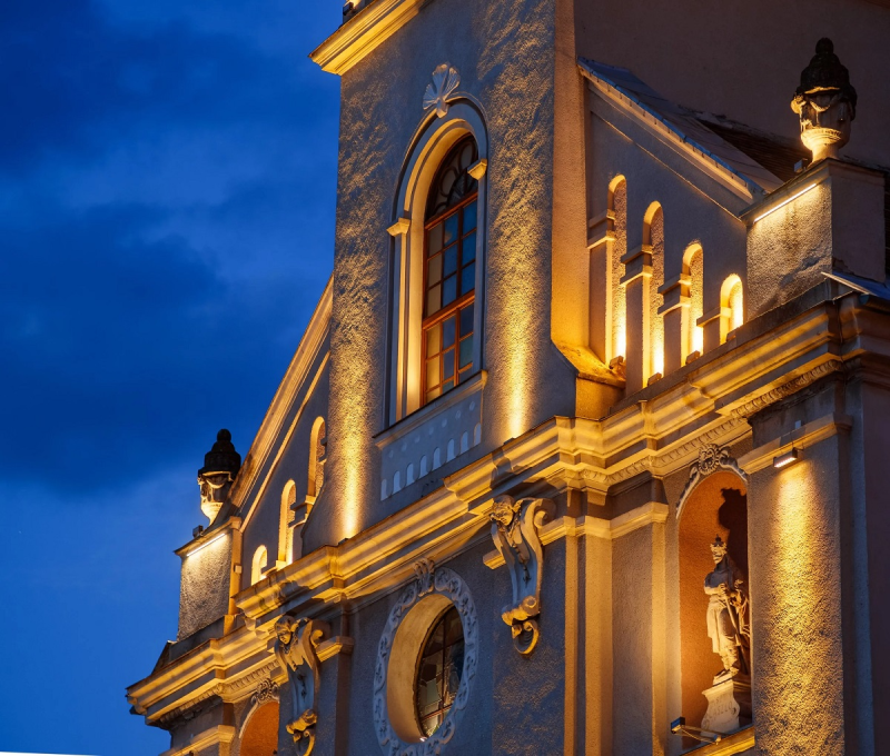 Fațadă iluminată cu proiectoare LED ferestre