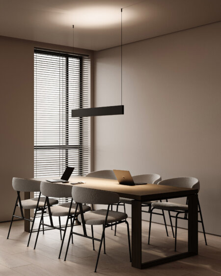 Sala de sedinte cu corp de iluminat susespendat deasupra mesei