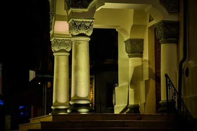 coloane iluminate cu corpuri de iluminat incastrate in pardoseala