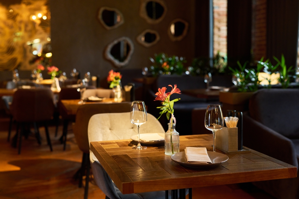 detaliu iluminat masa restaurant